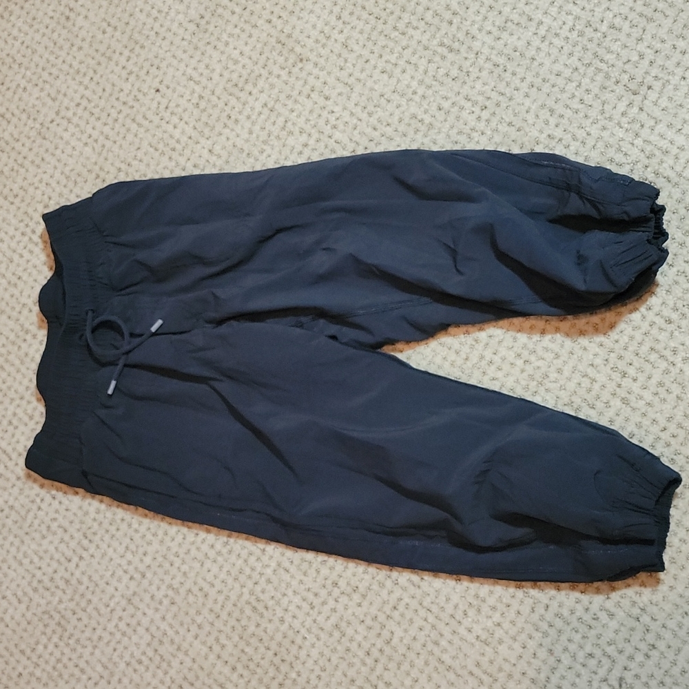 Black Ivivva crop studio pant size 10